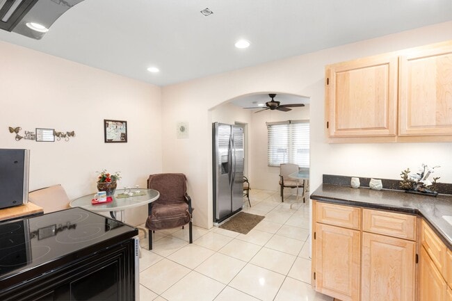 Building Photo - Warm & Inviting West Hills Home with Brigh...