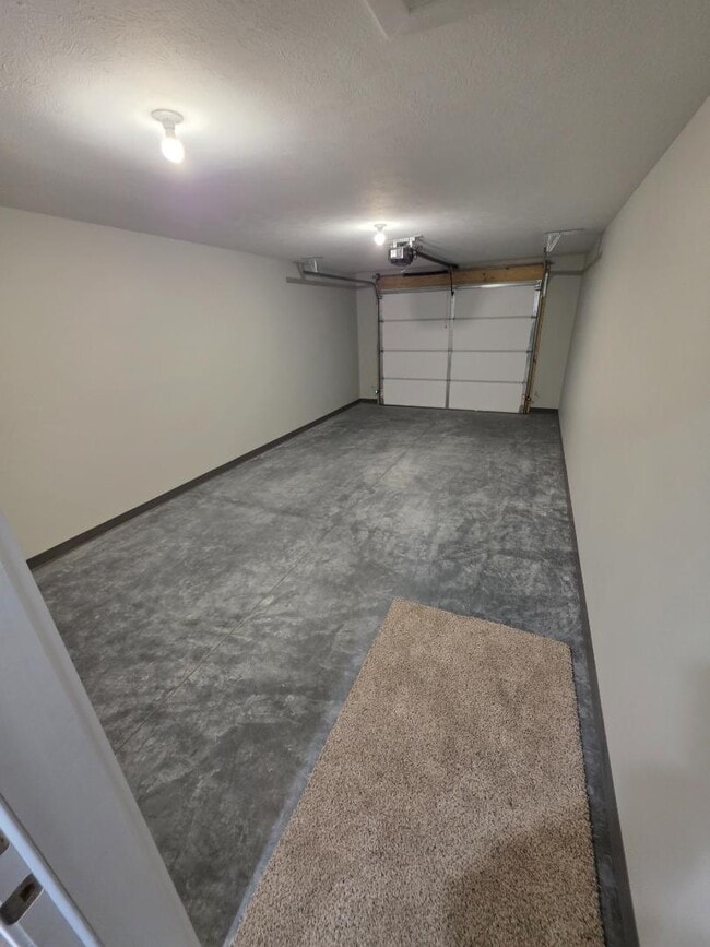 Building Photo - 2516 N Engleman Rd