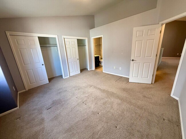 Building Photo - Spacious, Updated 2BR / 2 BA Condo in Gated Community!