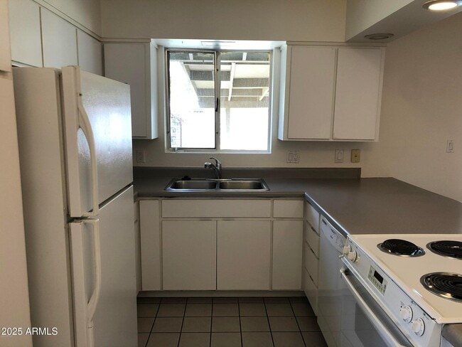 Building Photo - 718 E Granada Dr
