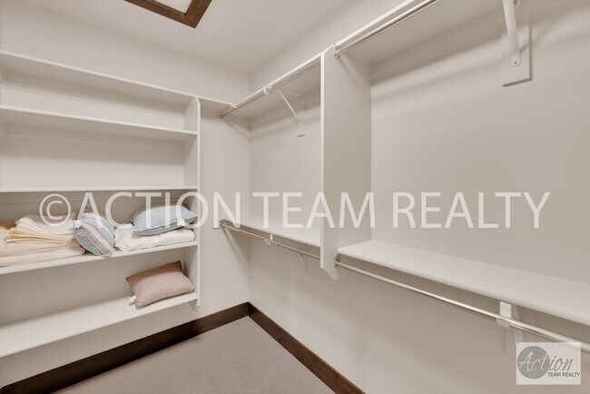 Building Photo - Beautiful Townhome in Huntsville