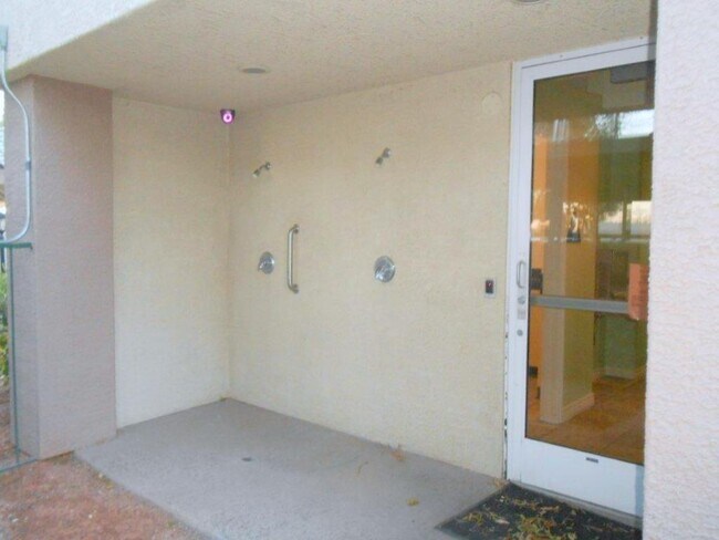 Building Photo - Spacious 2 Bedroom Condo in Gated Community