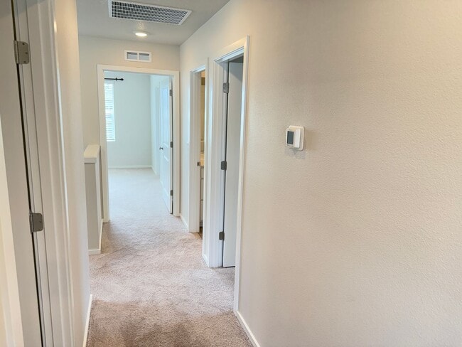 Building Photo - Newer 3 bedroom 2.5 bathroom house!