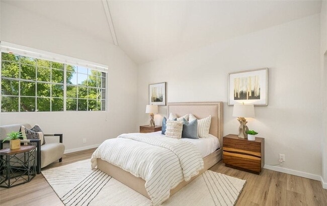 Building Photo - "Charming 1-Bedroom Retreat in Santa Ana!"