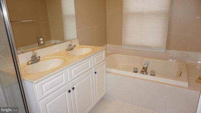 Building Photo - 405 Main St