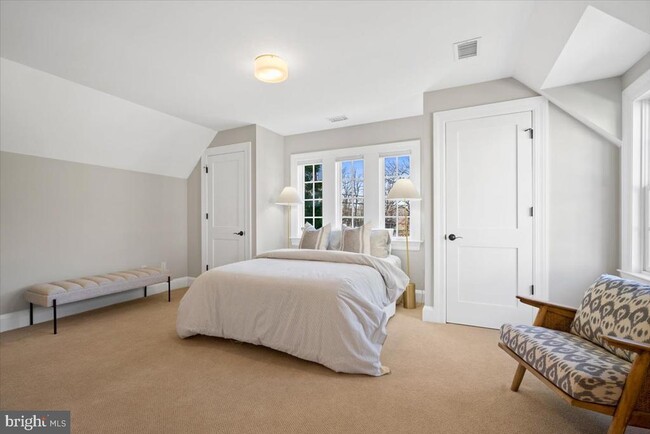 Building Photo - 3213 Foxhall Rd NW