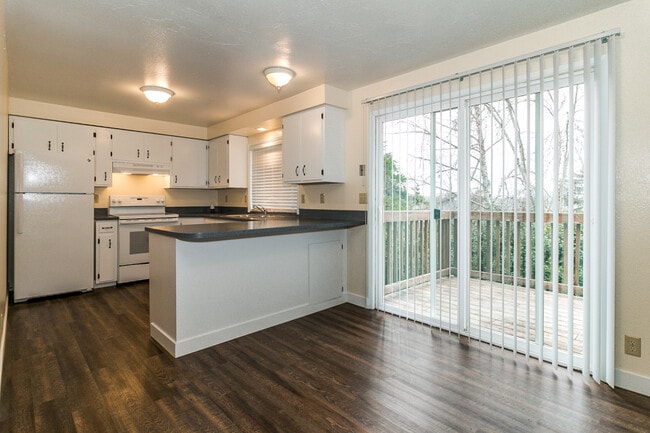 Building Photo - 3-Bedroom, 2-Bath Duplex - Amazing Views o...