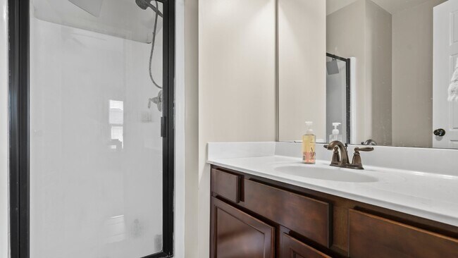 Building Photo - Towne Pointe