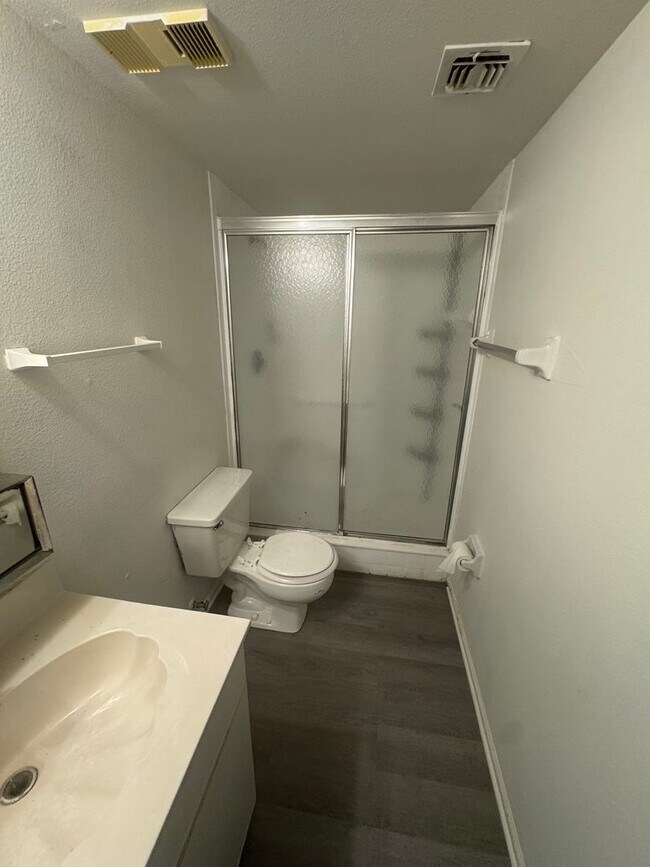 Building Photo - 2BR/2BA Downstairs Condo in Country Club V...