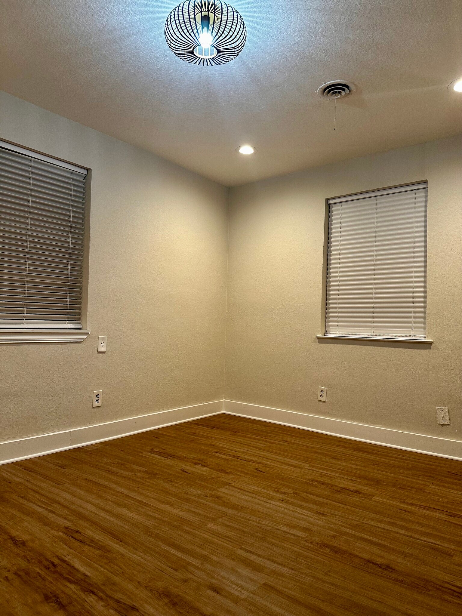 Building Photo - 334 Pennington Dr