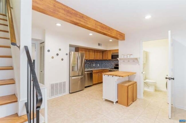Building Photo - 3BR End-Unit Townhome with Outdoor Oasis –...