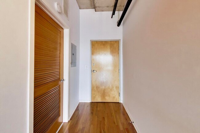 Building Photo - 6 S Laflin St
