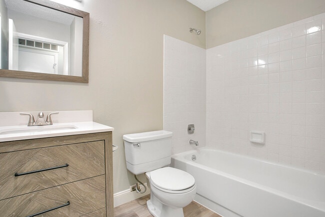 Building Photo - 513 Fairways Ln