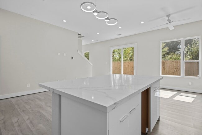 Building Photo - 861 Prosper St