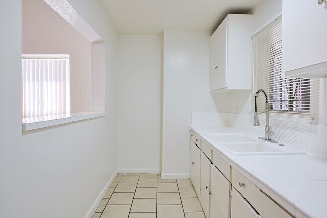 Building Photo - Modern Living in Koreatown: Stylish Studio Apartment