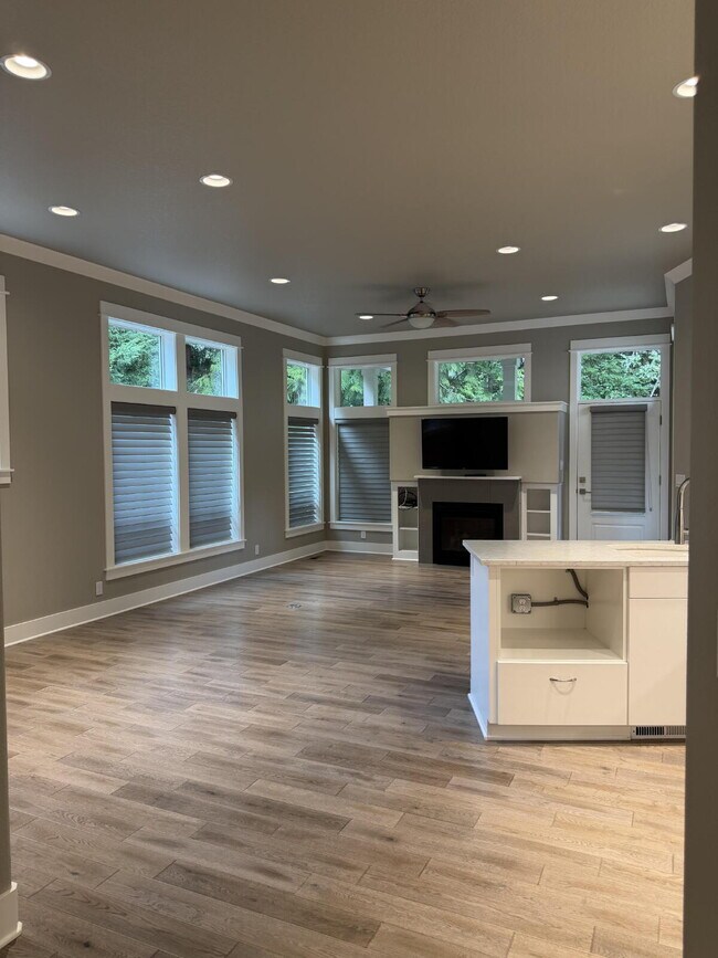 Building Photo - 3 Bed / 2 Bath Single-Family Home in West Linn