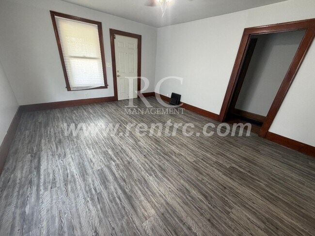 Building Photo - 7 Fairweight-