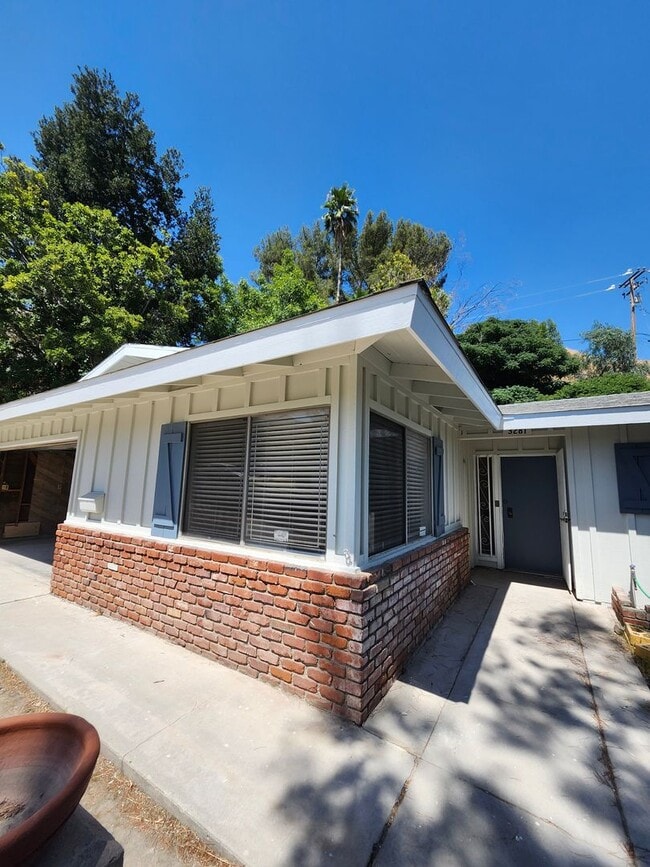 Building Photo - Newly Renovated! Spacious 4-Bed, 2-Bath Ho...