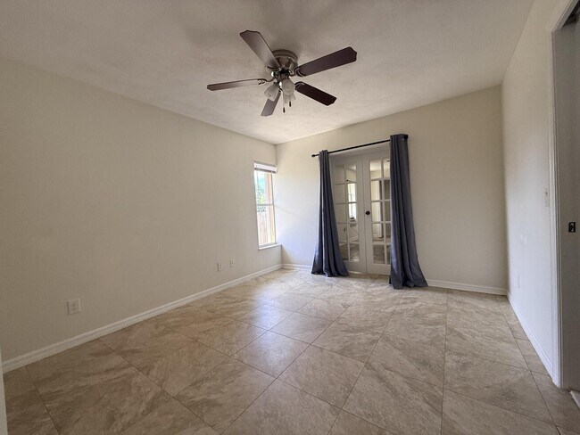 Building Photo - 790 SE Ablett Ln