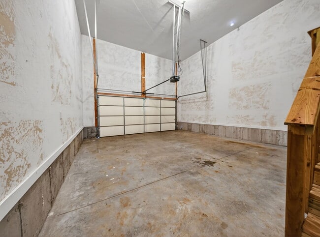 Building Photo - 1420 S Treetop Ct