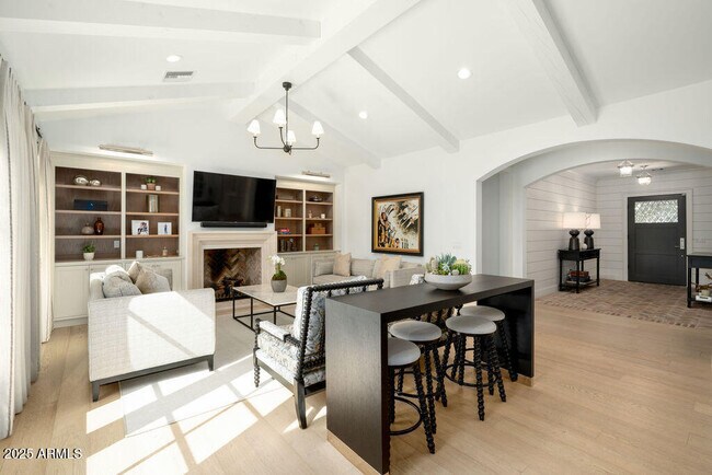Building Photo - 5838 E Calle Del Paisano