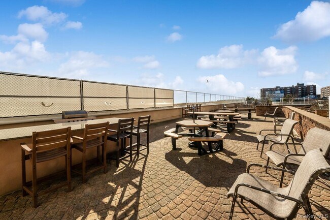 Building Photo - 830 Shore 2A