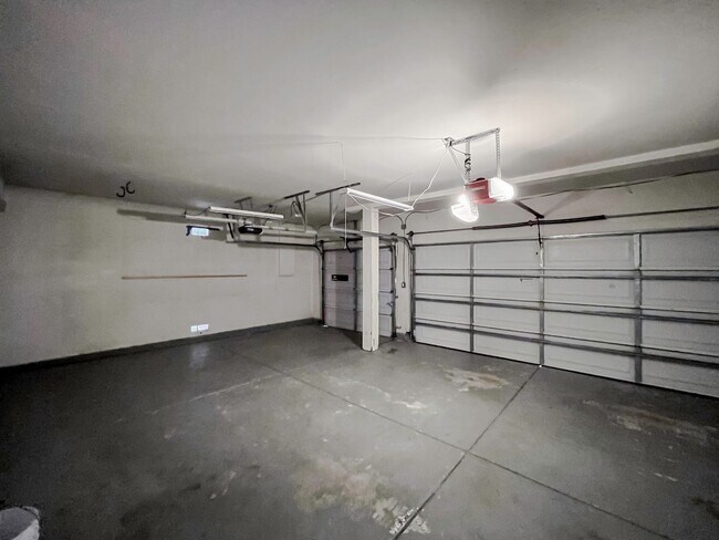 Building Photo - MUST SEE! Beautiful 3 bedroom + Loft + Office Space (or convert to 4th bedroom) + Large Backyard ...