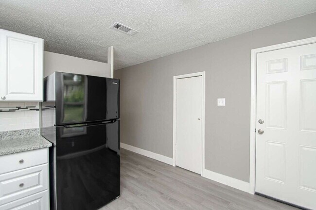 Building Photo - For Rent: Spacious Studio with 2 Baths in ...