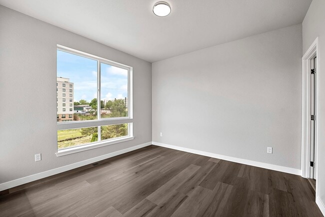 Building Photo - Beautiful End Unit at Overlook Station