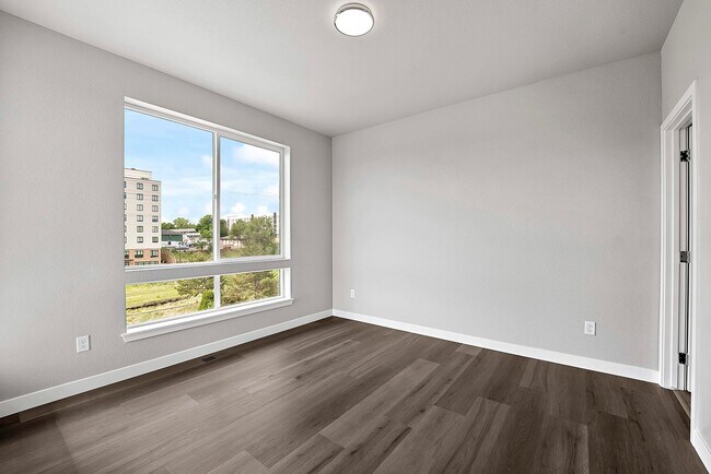 Building Photo - Last Townhouse Available! Beautiful Newer Build Close to Overlook Station