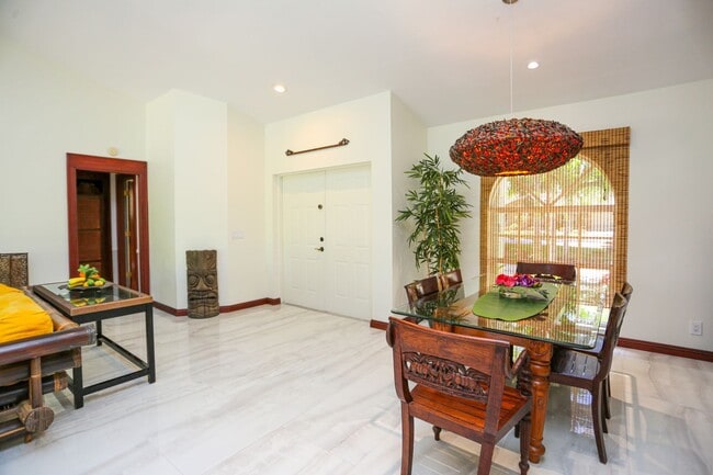 Building Photo - **TROPICAL PARADISE**3BEDS/2BATH POOL HOME...