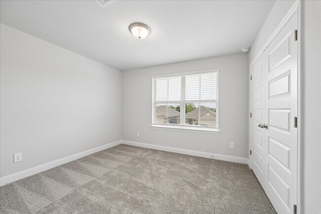 Building Photo - 10 Greenbriar Lp