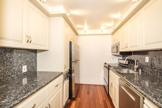 Building Photo - High Rise Living in the Heart of Downtown Palo Alto!