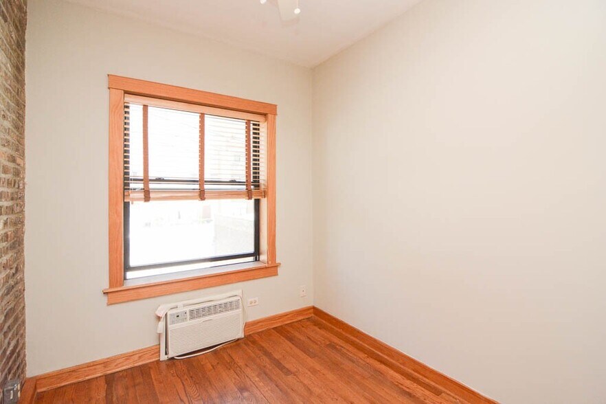 Building Photo - 726 W Addison St