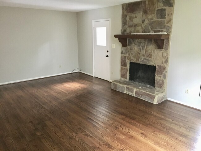 Building Photo - End Unit Town Home For Rent