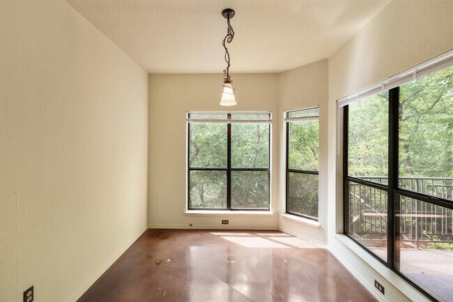 Building Photo - 4711 Spicewood Springs Rd
