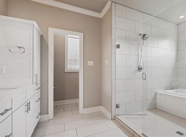 Building Photo - Modern 3BR/2.5BA Home in the Heart of Baton Rouge