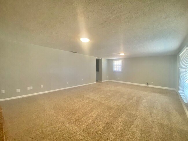 Building Photo - NOW AVAILABLE - Great 3 bedroom 2 bath nea...