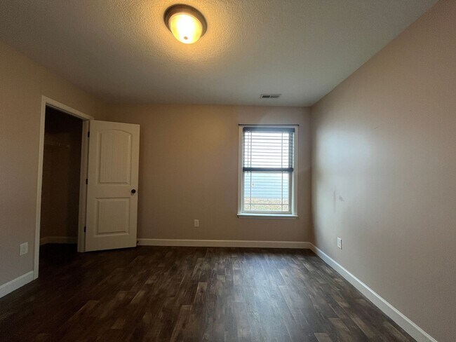 Building Photo - Adorable 3/2 Ready To Move In Now!