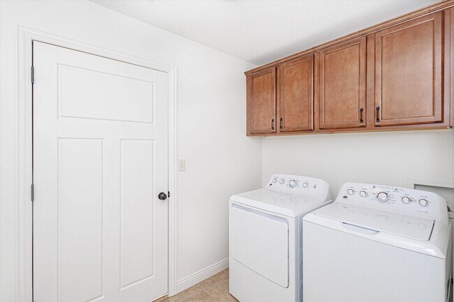 Building Photo - 6680 American Setter Dr