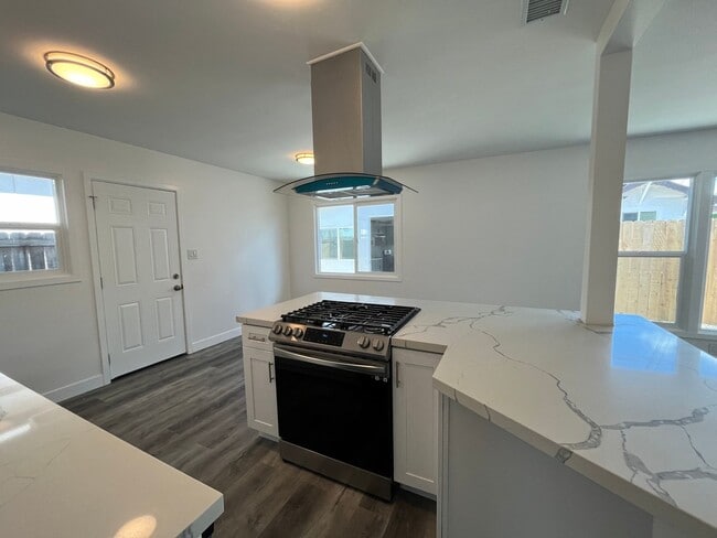 Building Photo - Cozy 2 bedrooms house + 1 bath.  Newly upg...