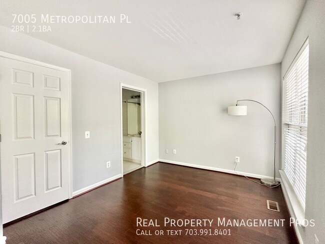 Building Photo - Gorgeous End Unit- Steps To Metro!