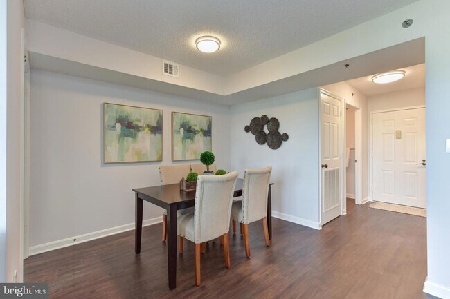 Building Photo - 2151 Jamieson Ave