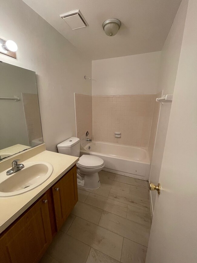 Building Photo - Large 2 Bedroom, 1 1/2 Bathroom Condo Available Immediately!