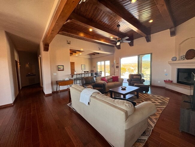 Building Photo - Gorgeous Fully Furnished rental on 1 acre, flexible lease term