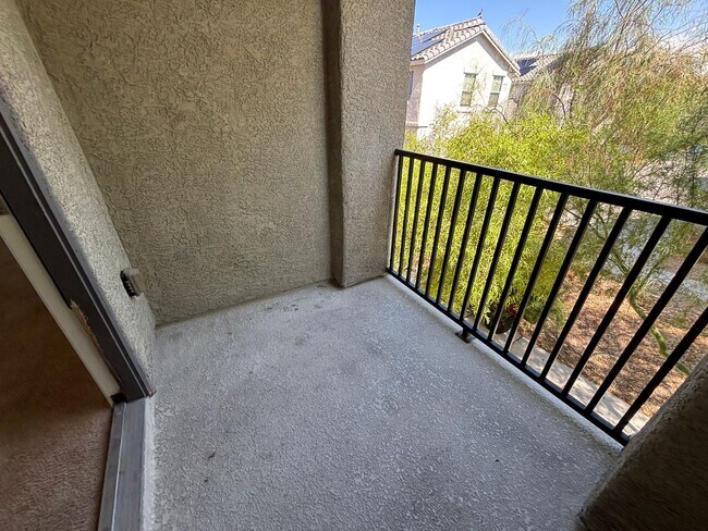 Building Photo - GUARD GATED 3 BED 2.5 BATH 2 CAR GARAGE TOWNHOUSE w/ 3 FLOORS