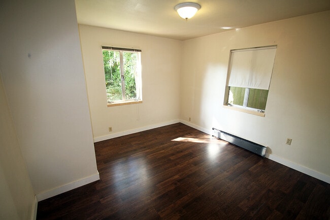 Building Photo - SPACIOUS, UPDATED 7 BEDROOM, 3 BATH, 2 KITCHENS, YARD & DEN BY UW!