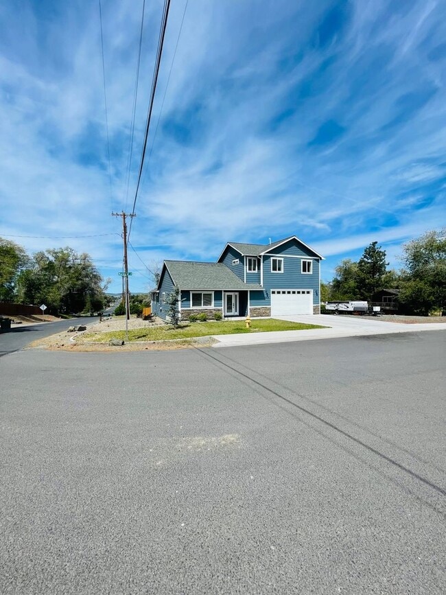 Building Photo - Entertainers delight, 3bdrm 2.5 bath home ...