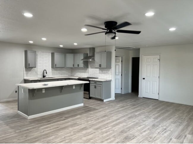 Building Photo - Madera Ranchos