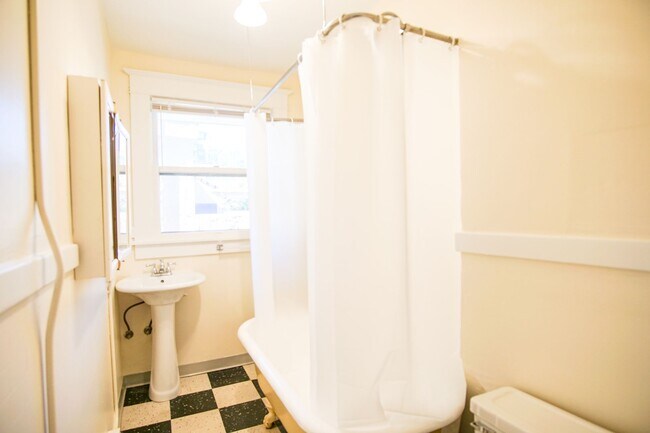 Building Photo - Snag this Stately One-Bedroom off of Bustl...